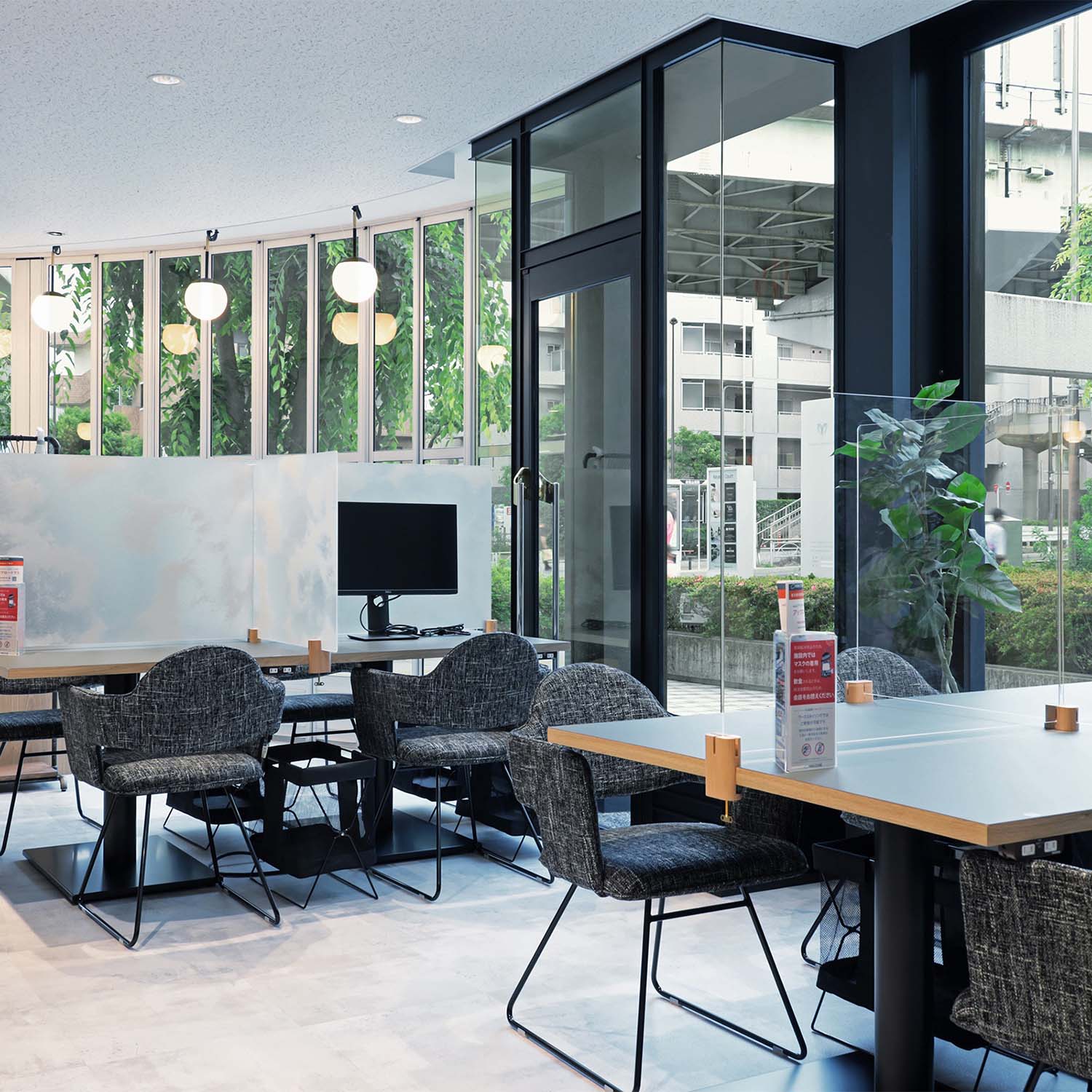 パーテーションで空間に彩りを / ワークスタイリング二子玉川