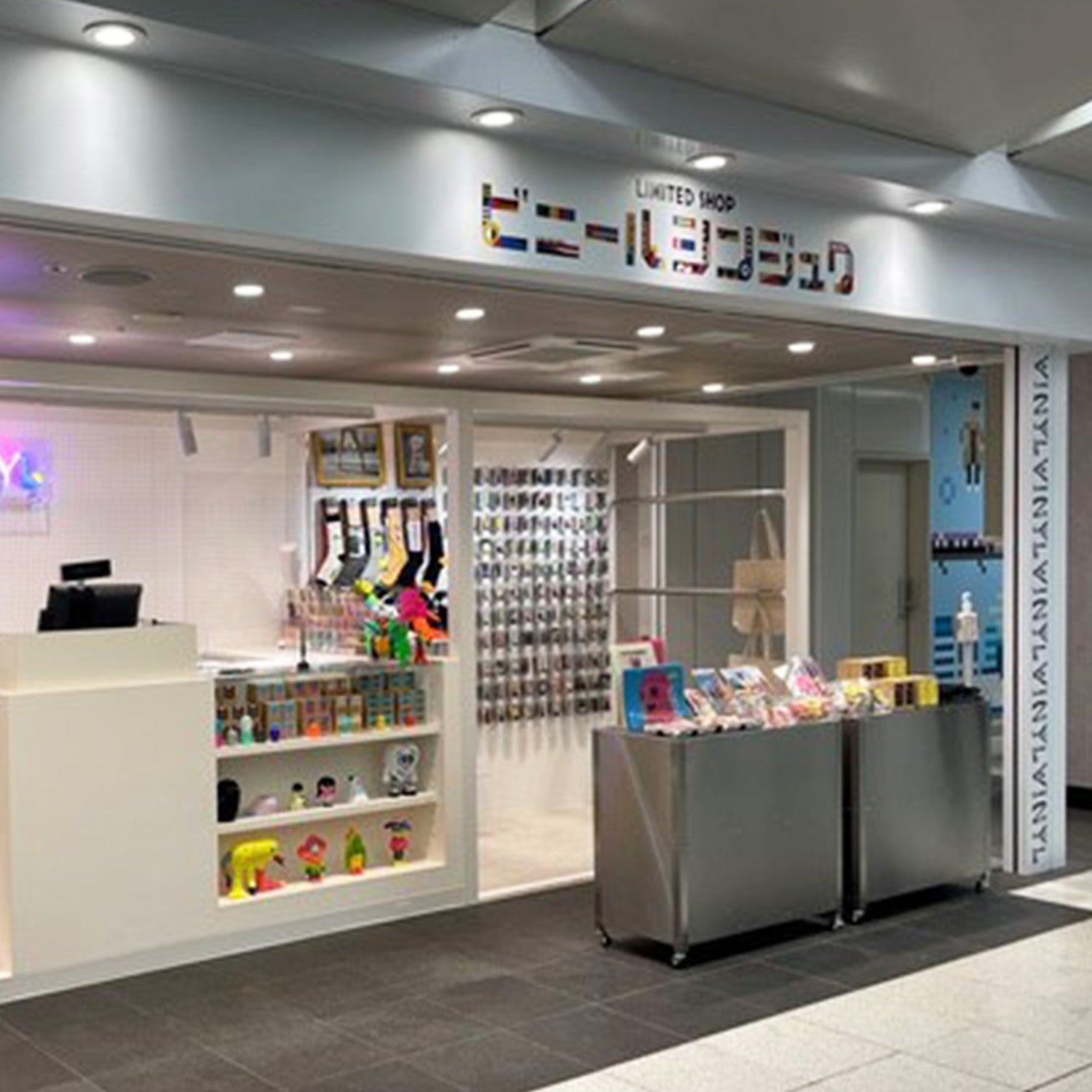 新宿駅のアート空間 / ビニール シンジュク / VINYL｜おしゃれな什器の