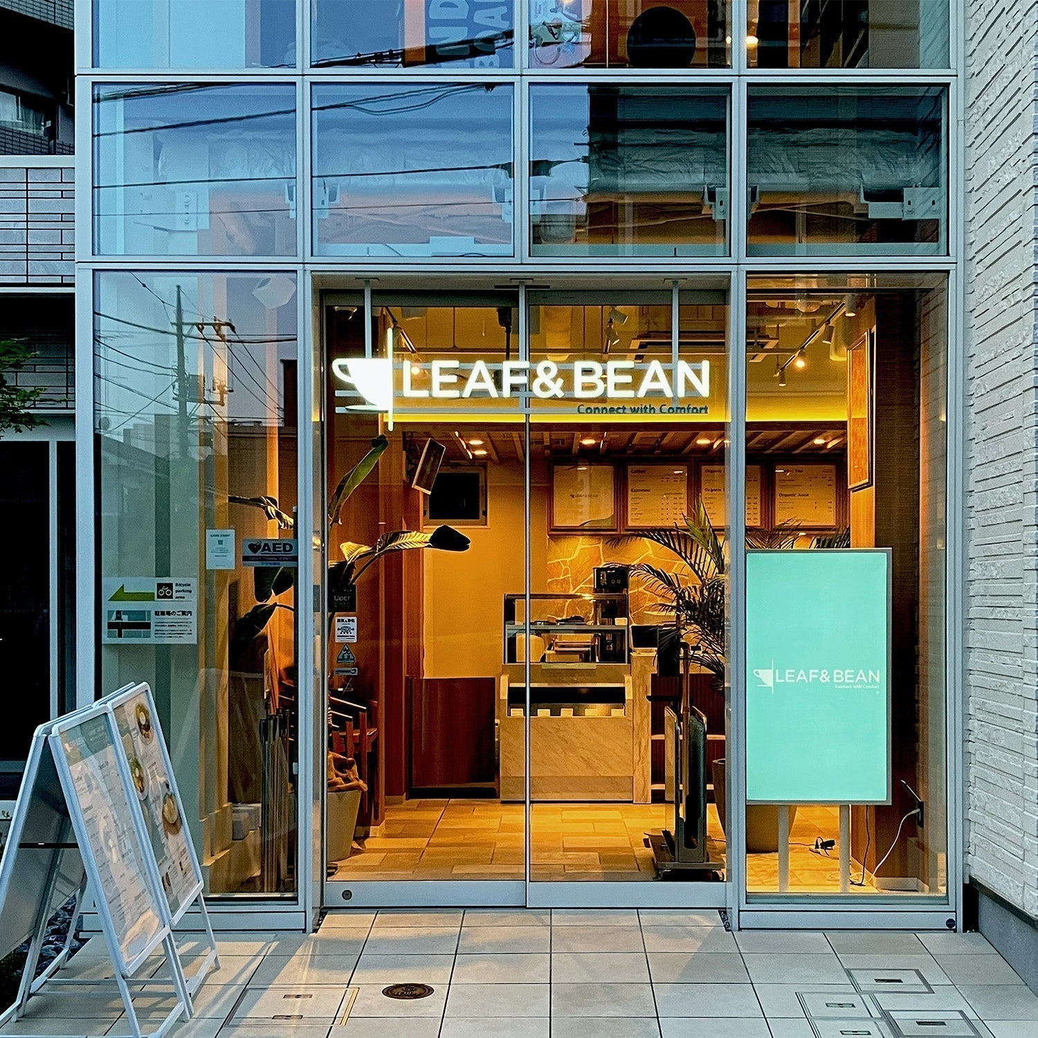 カフェとフィットネスの店頭で / LEAF&BEAN / NEIGHBORFIT