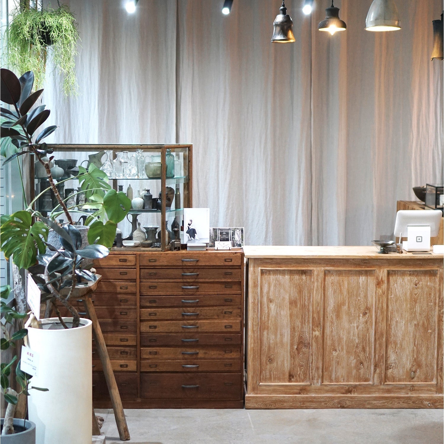 素材を活かした店舗什器 / divka