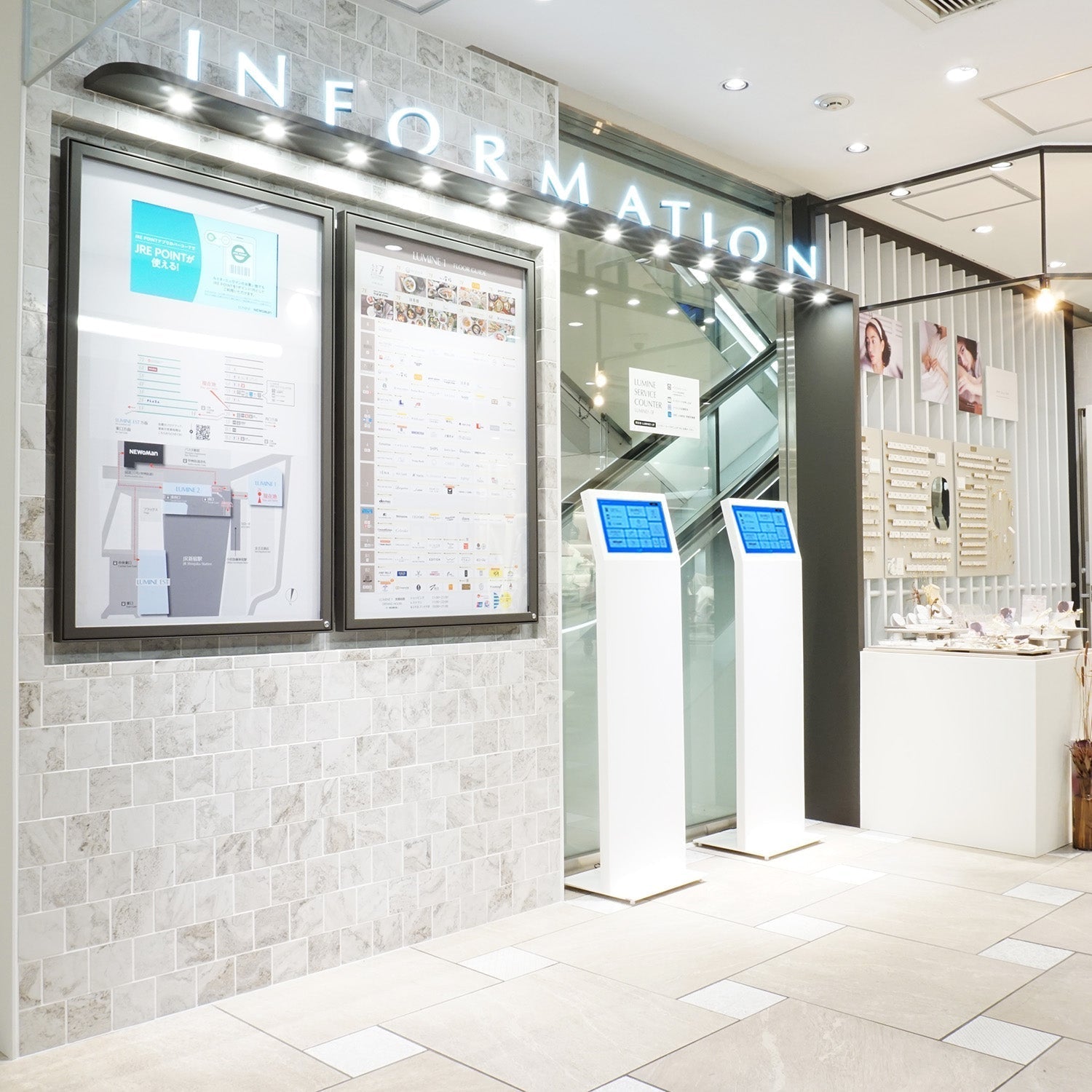 特注のタブレットスタンド / ルミネ新宿