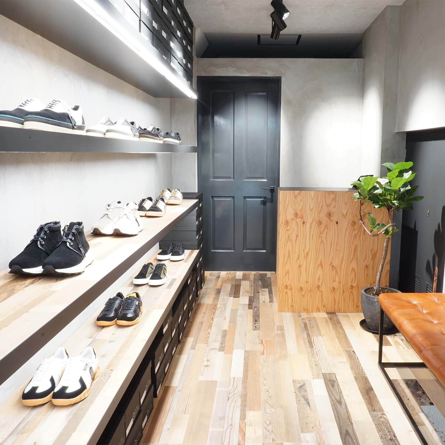 靴とレジカウンター / DUSK STUDIO