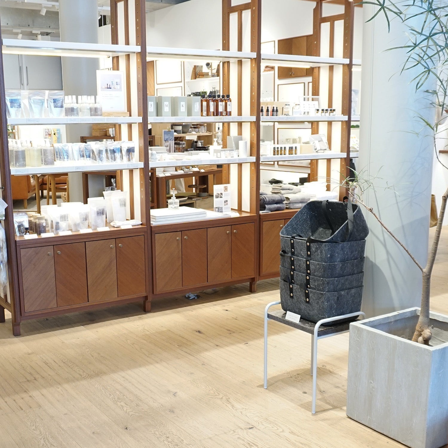 廃棄衣料素材のレジカゴ台 / ACTUS 吉祥寺店