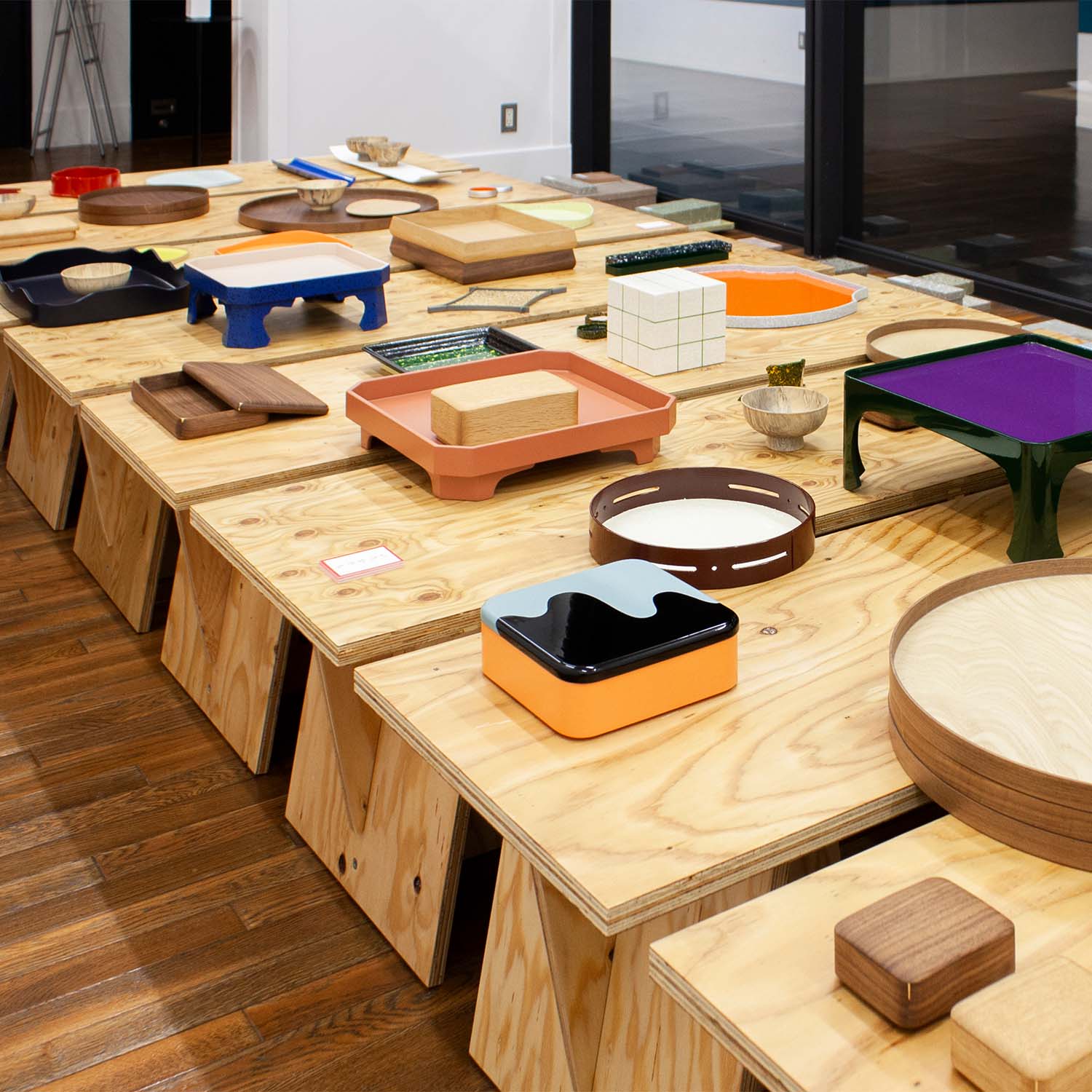 漆器の展示にラーチ合板什器 / 渋谷ヒカリエ 「いろかたち」展