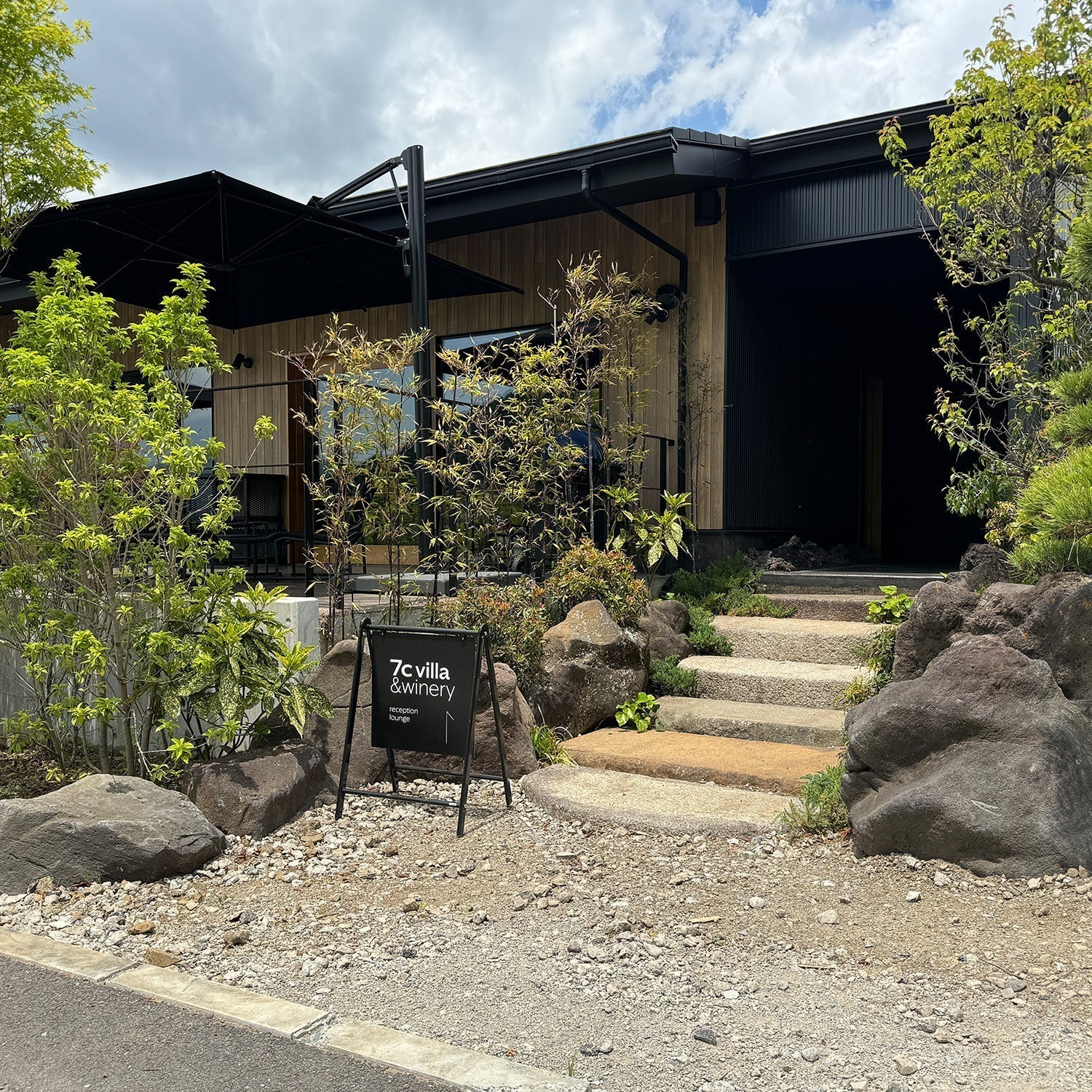 自然に溶け込む、複合施設のサインスタンド / 旅の駅 kawaguchiko base