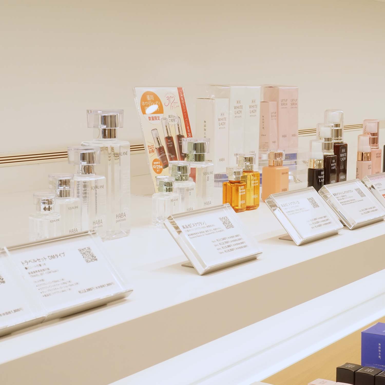 透明アクリルのプライススタンド / HABA LABO GINZA｜おしゃれな什器の