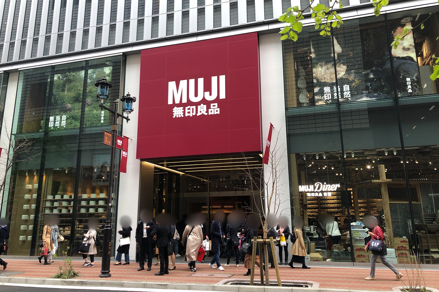 無印良品 銀座 !! ハンガーラックとサインスタンドを納品。