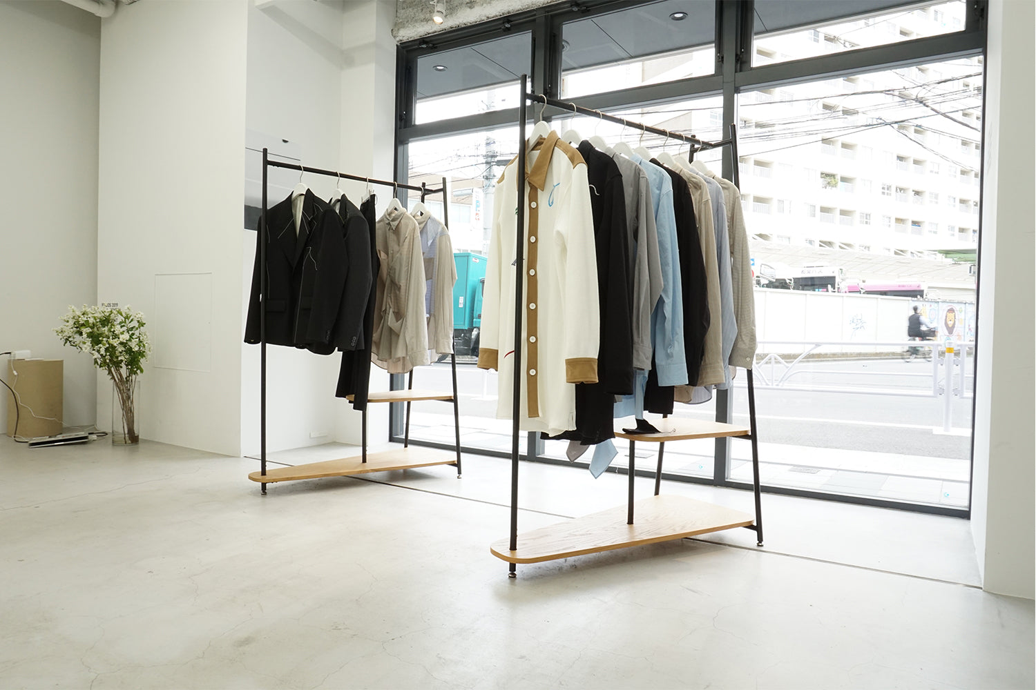 kudosの展示会にハンガーラックとハンガー！｜おしゃれな什器の企画