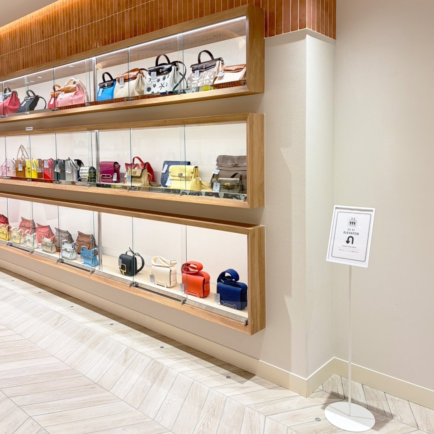 店舗の雰囲気を邪魔しない、スマートな案内サイン。/ ウォッチニアン 新宿本店