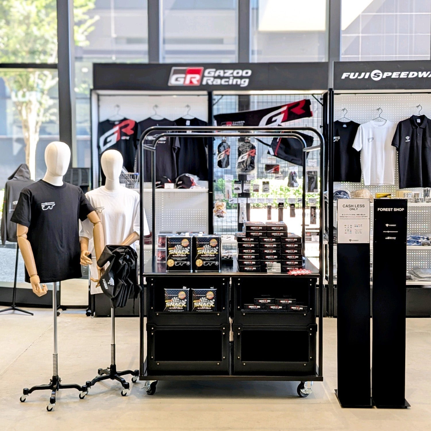 モータースポーツの世界観を引き立てる売場。/ 富士モータースポーツフォレスト