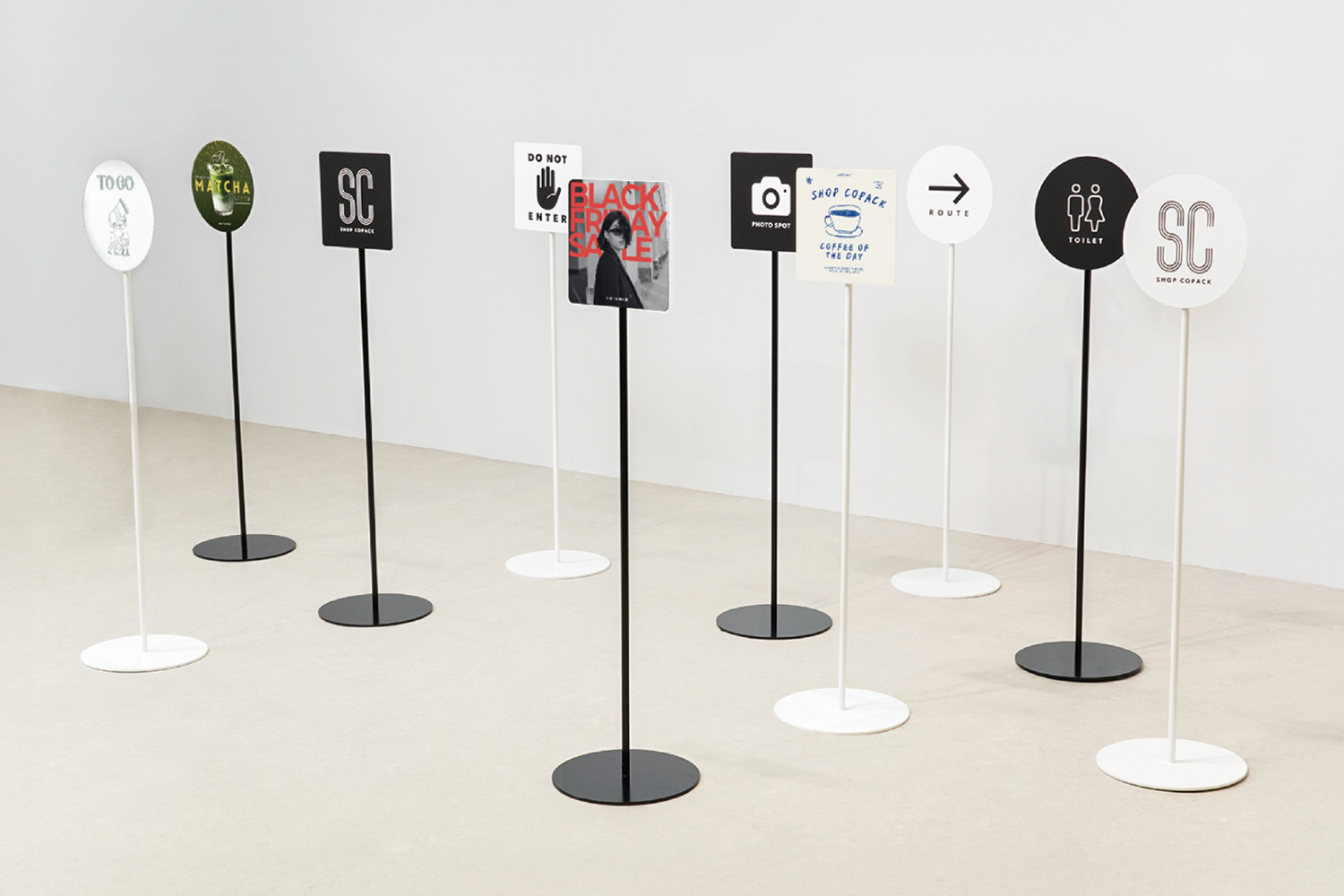 OS / ミニマルな形状のサインスタンド