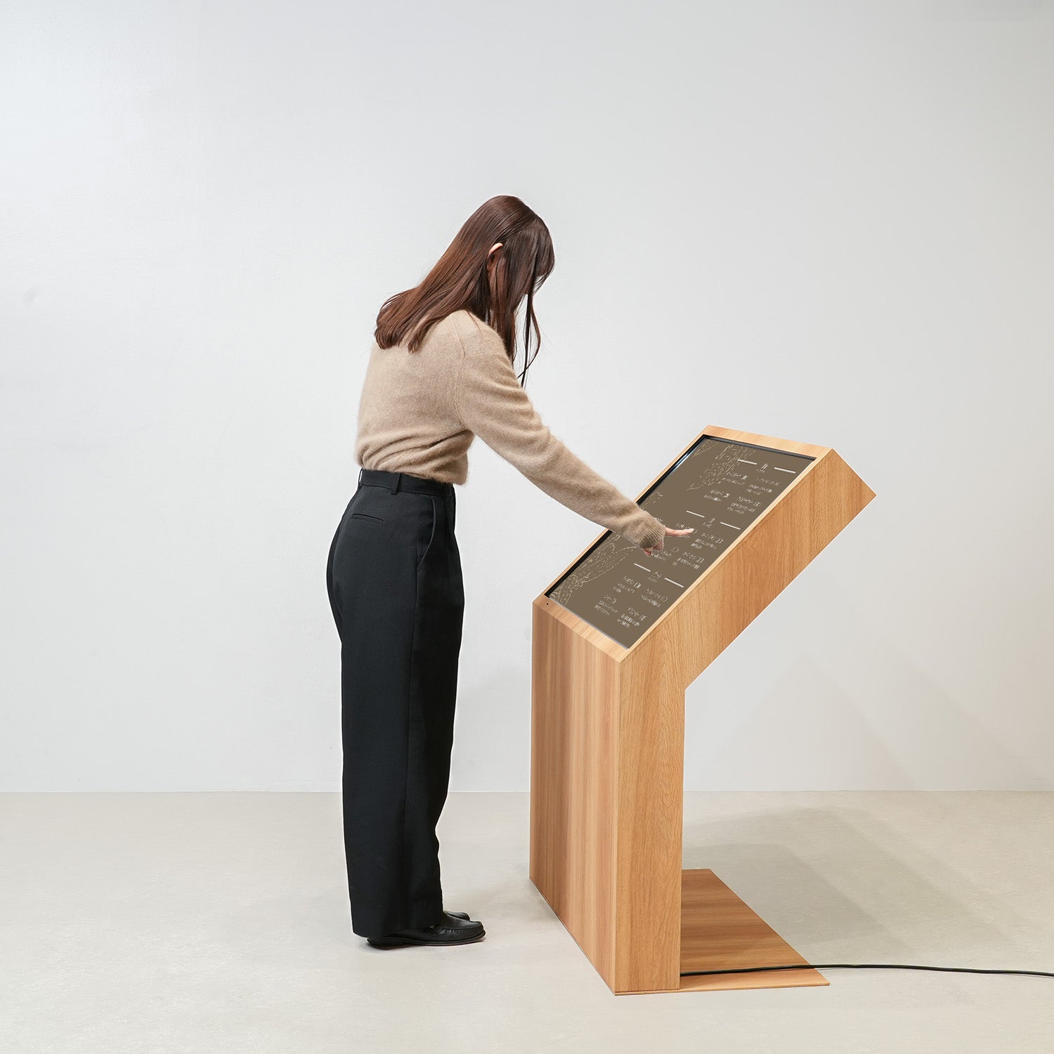 筐体型タッチディスプレイ 43インチ オーク木目調 DST43K2OK