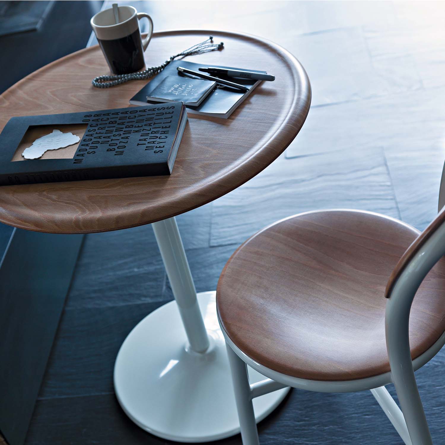 Pipe-Table 71x71 / MAGIS