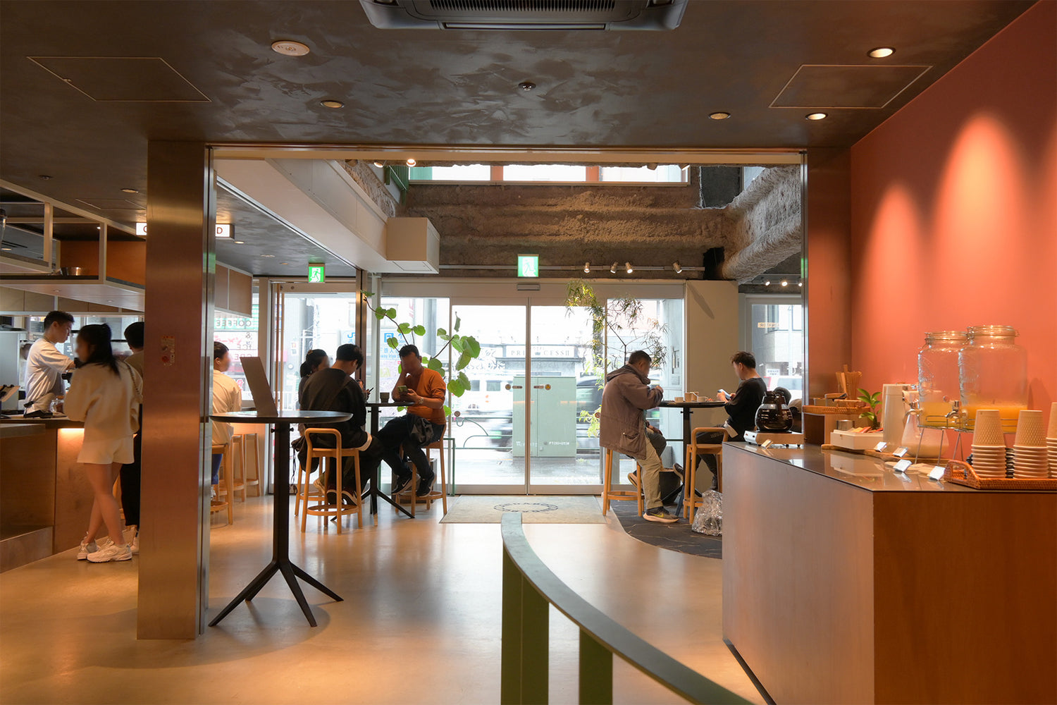 情報訴求で変わる、ホテルラウンジの朝食シーン/ LANDABOUT Table