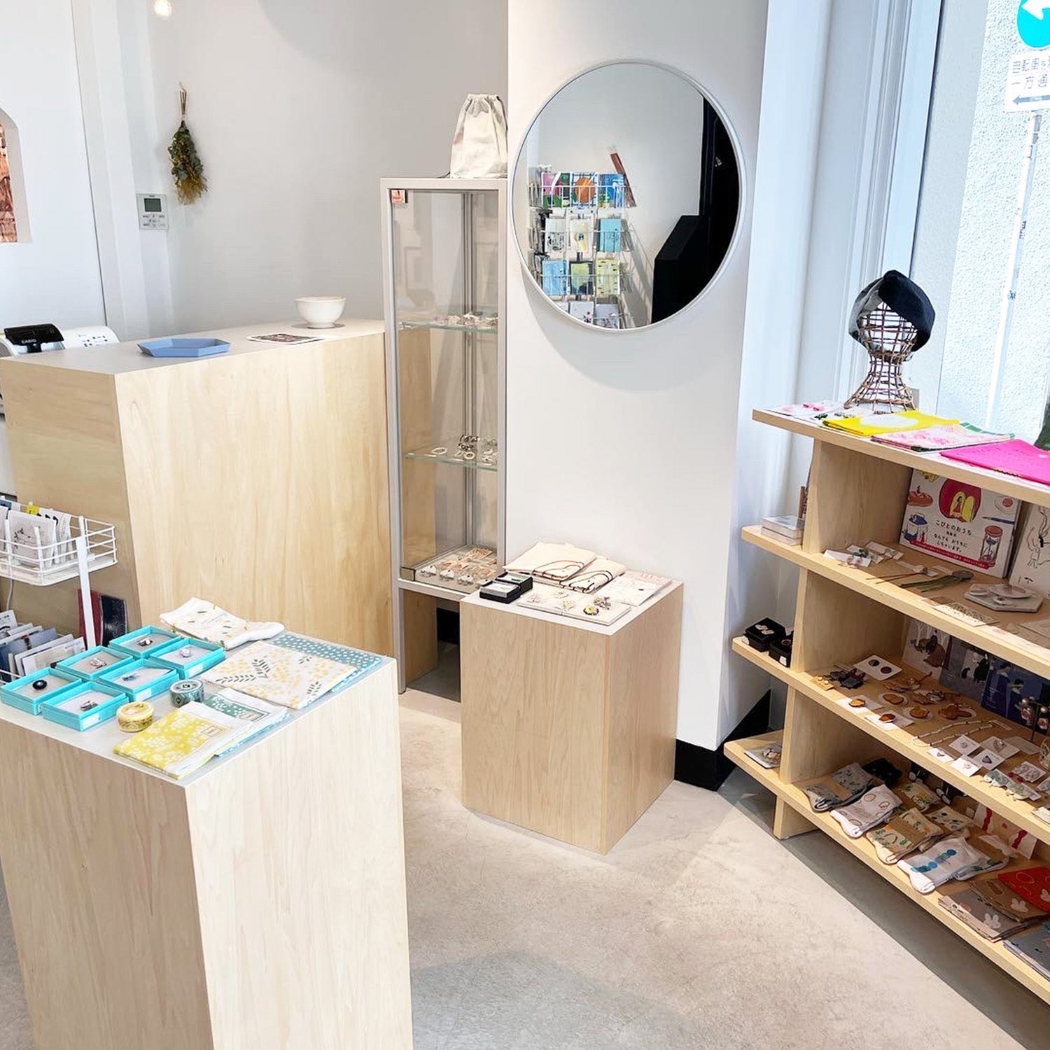 木目が魅力のディスプレイ什器 / にじ画廊