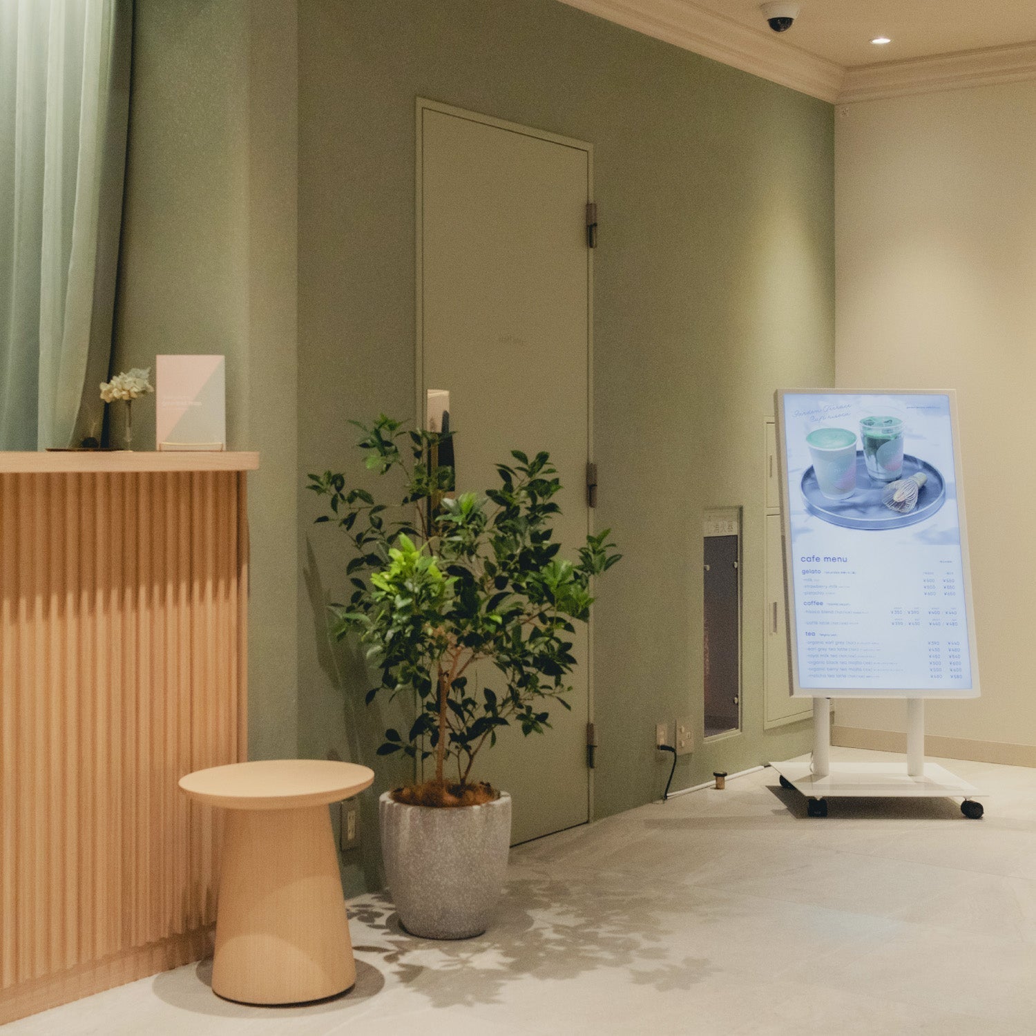 ホテルにも溶け込むサイネージ / ホテルヒソカ池袋