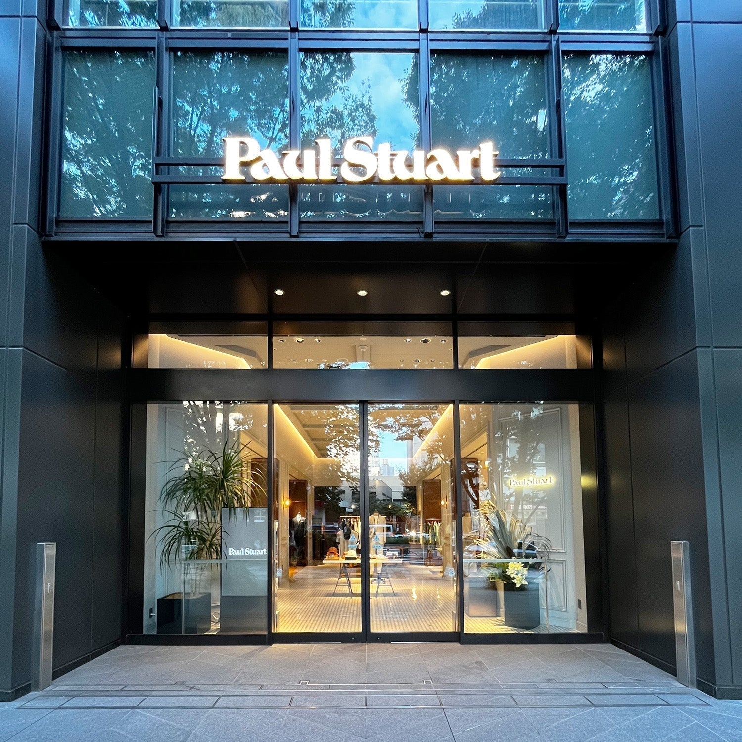 洗練された空間に馴染むデジタルサイネージ /  Paul Stuart 青山本店