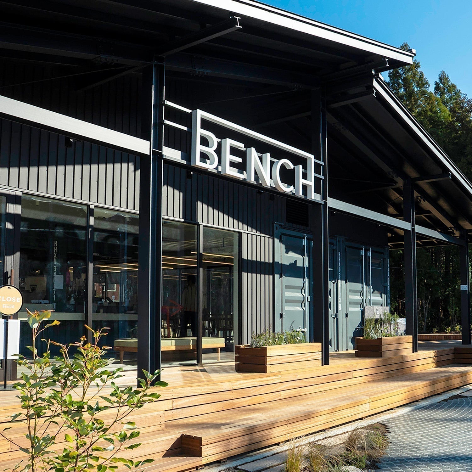 パンとコーヒーと公園で、 思い思いの時間を /  BENCH