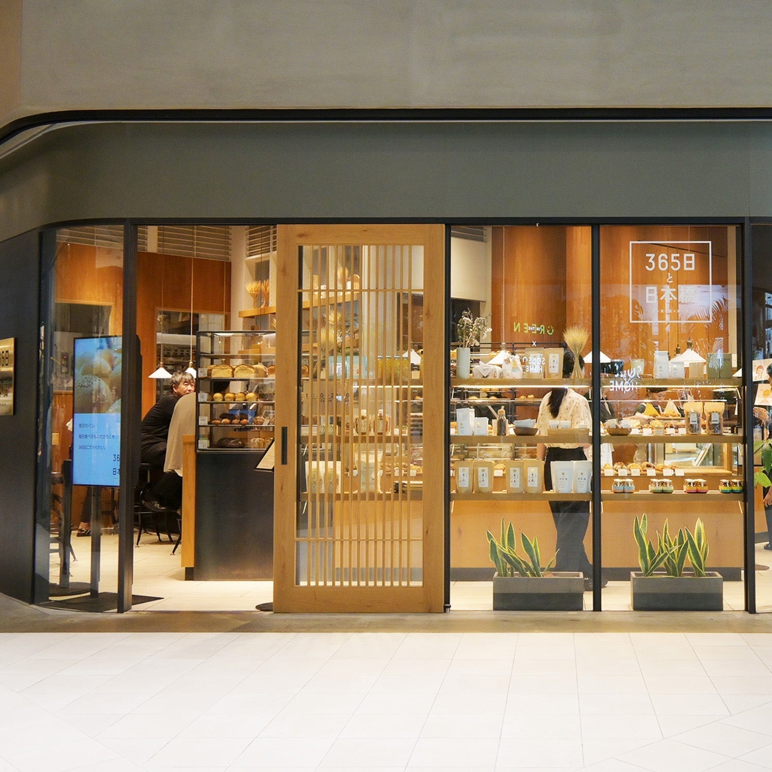 レディース マネキン 座りタイプ｜おしゃれな什器の企画・製造