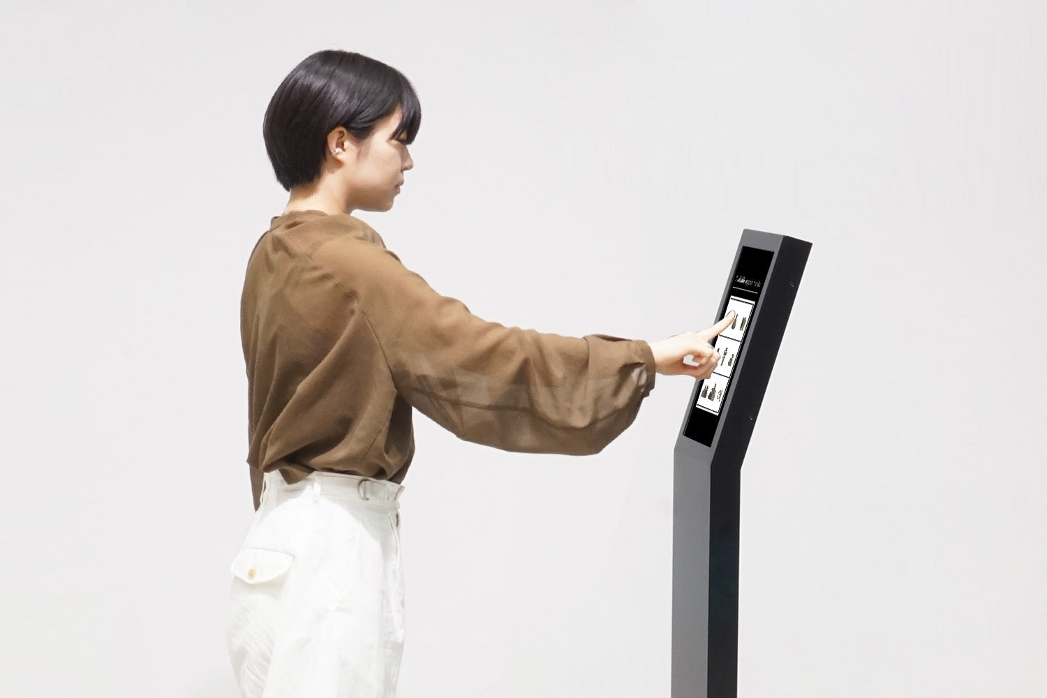 デジタルサイネージを『タッチ式』に｜おしゃれな什器の企画・製造