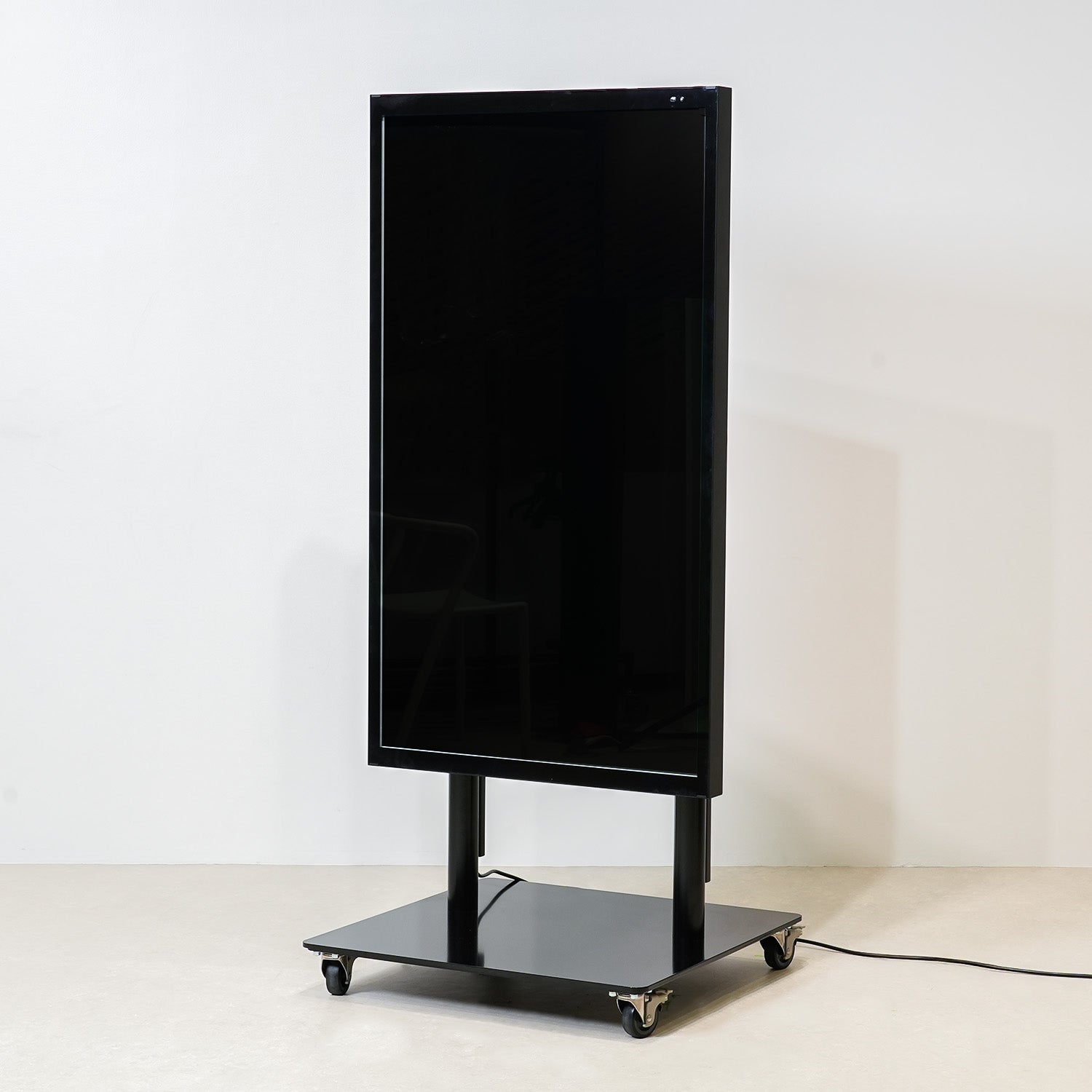 屋外用 デジタルサイネージ 55インチ｜おしゃれな什器の企画・製造