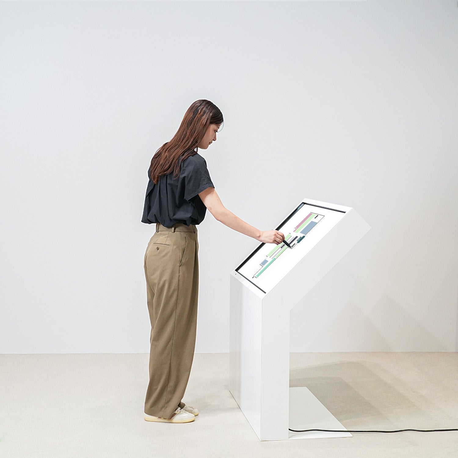 筐体型タッチディスプレイ 43インチ｜おしゃれな什器の企画
