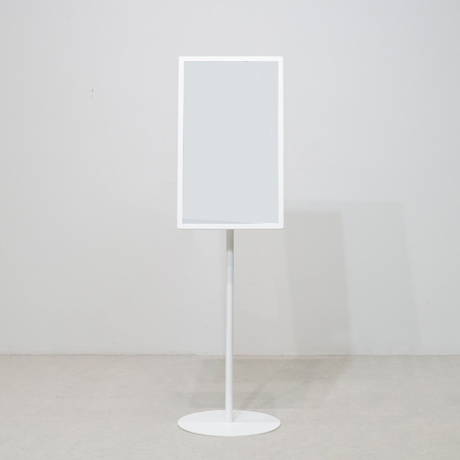 DEEP 掲載ページ（ポスターサイズ）#8114 正方形型デジタルサイネージ 22インチ｜おしゃれな什器の企画・製造