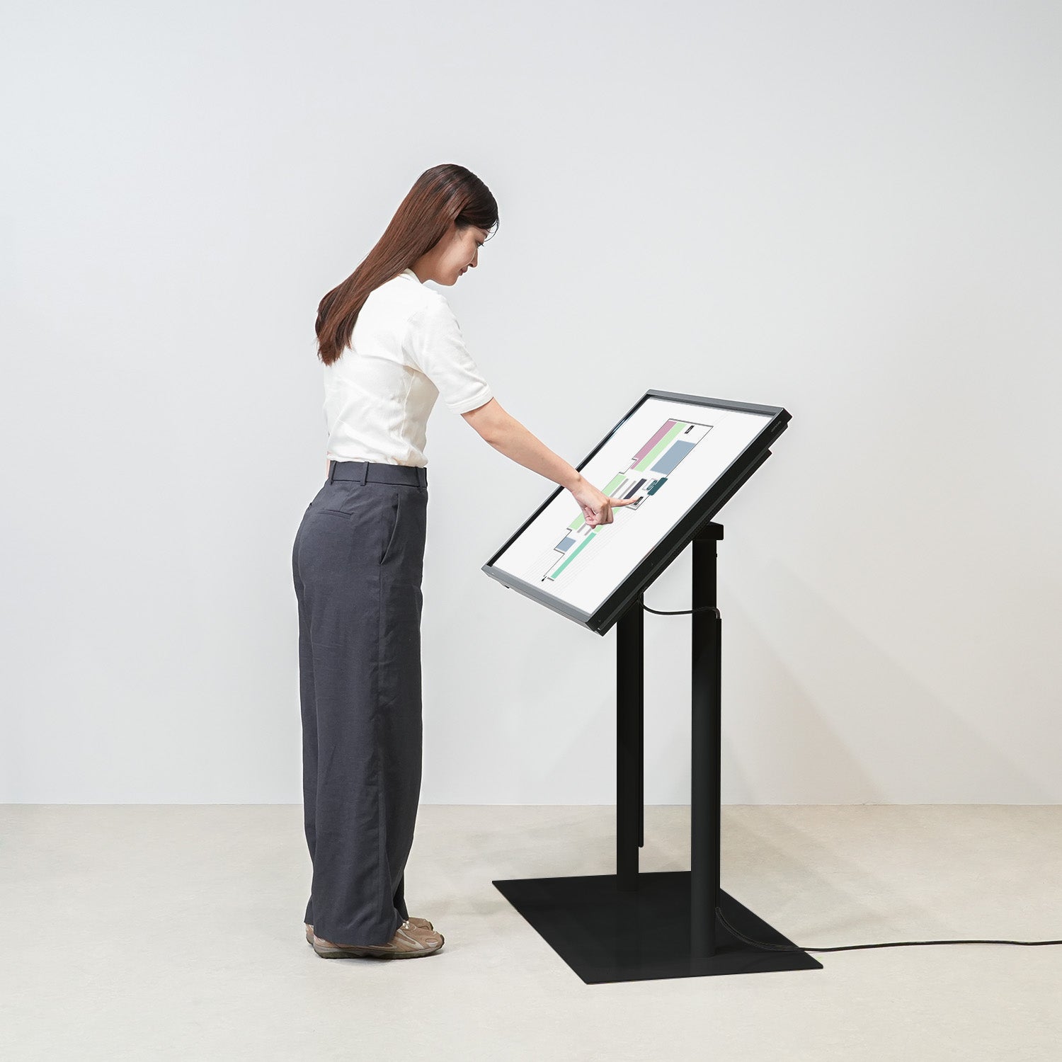 スタンド式タッチディスプレイ 43インチ｜おしゃれな什器の企画・製造