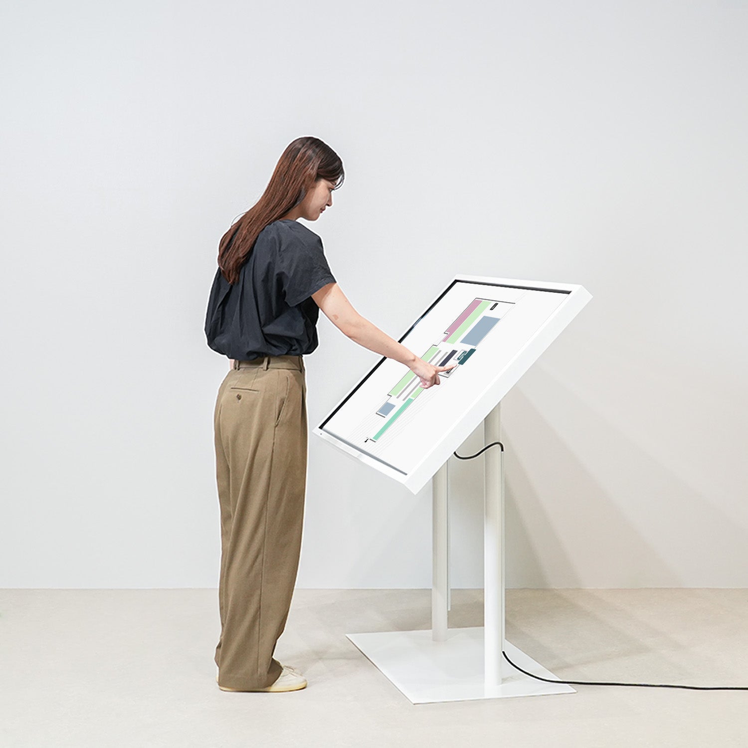 スタンド式タッチディスプレイ 55インチ｜おしゃれな什器の企画・製造
