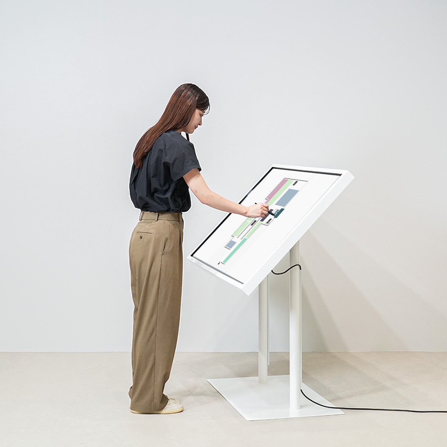 スタンド式タッチディスプレイ 55インチ｜おしゃれな什器の企画・製造