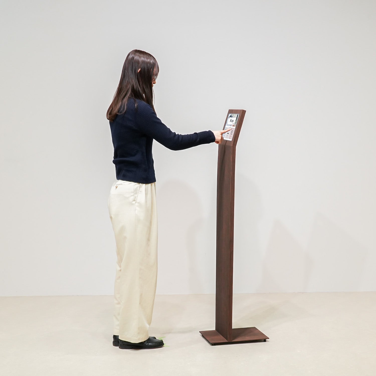 iPadスタンド ウォールナット木目調 IS10.9WN （iPad 第10~11世代対応）