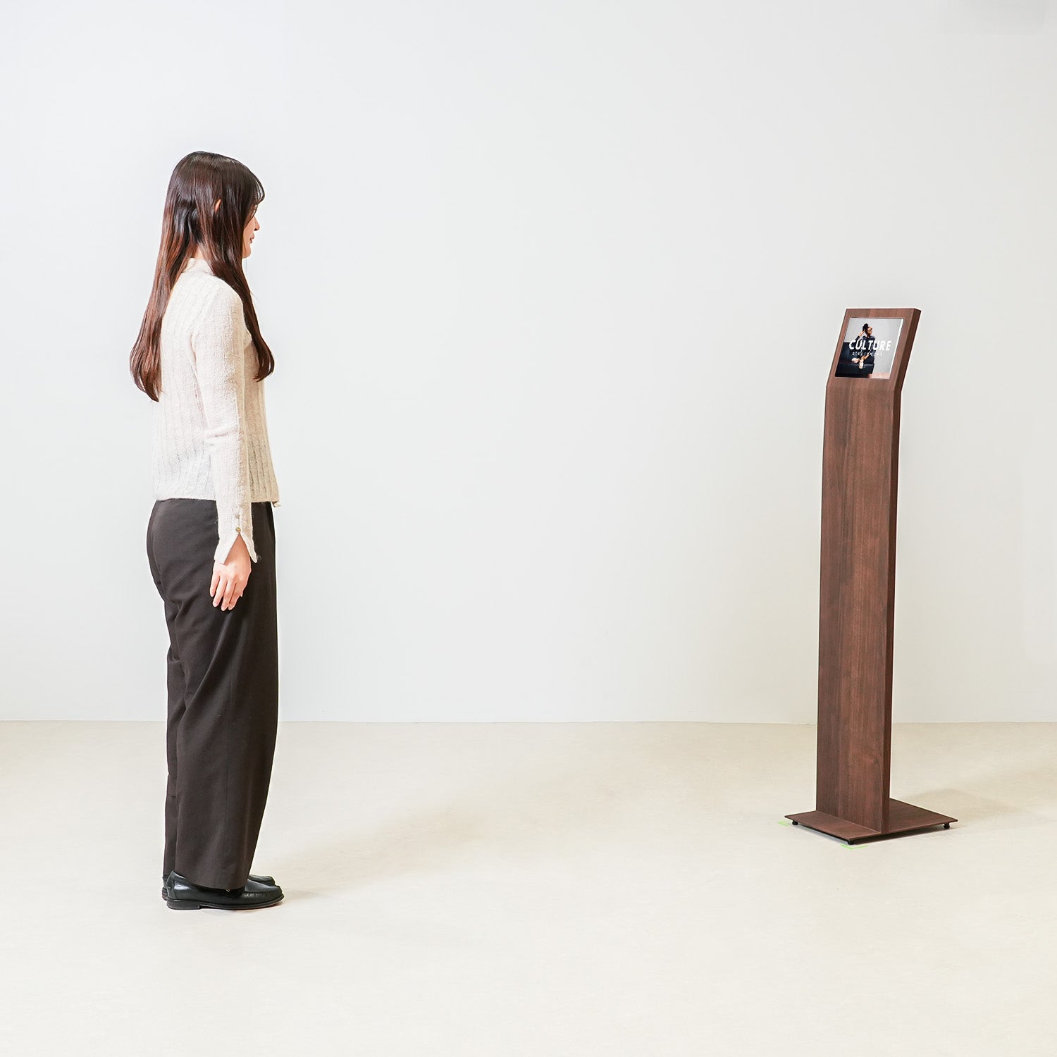 iPadスタンド ウォールナット木目調 IS10.9WN （iPad 第10~11世代対応）