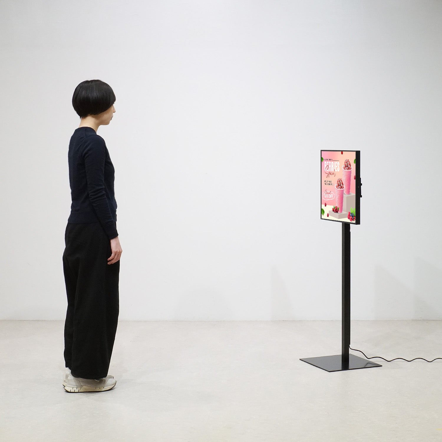 chupiページ 正方形型デジタルサイネージ 22インチ｜おしゃれな什器の企画