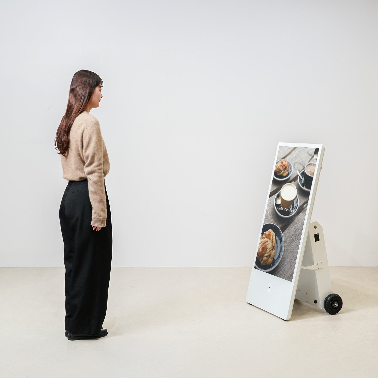 屋外用デジタルサイネージ 43インチ｜おしゃれな什器の企画・製造