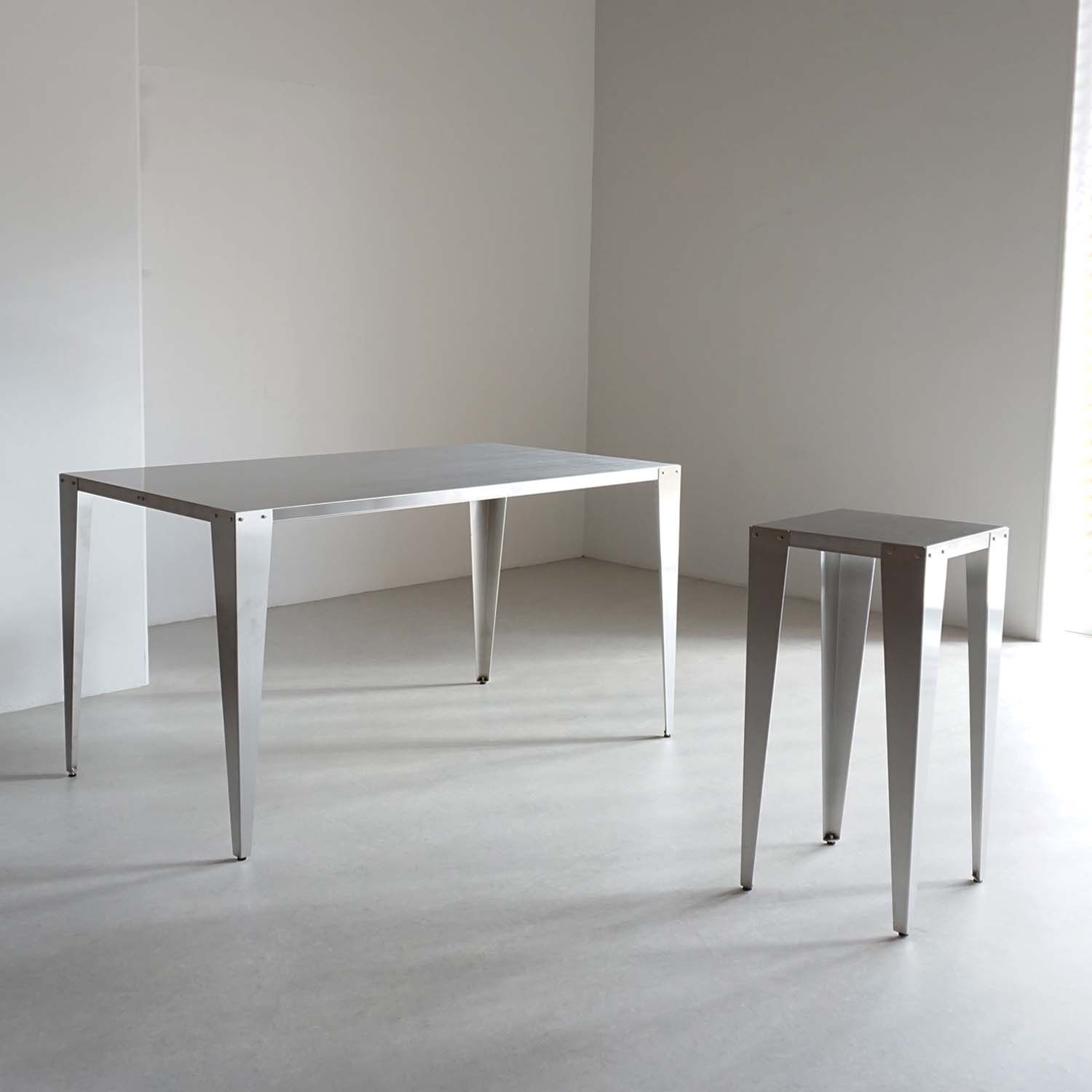 ステンレスのディスプレイテーブル｜おしゃれな什器の企画・製造・販売