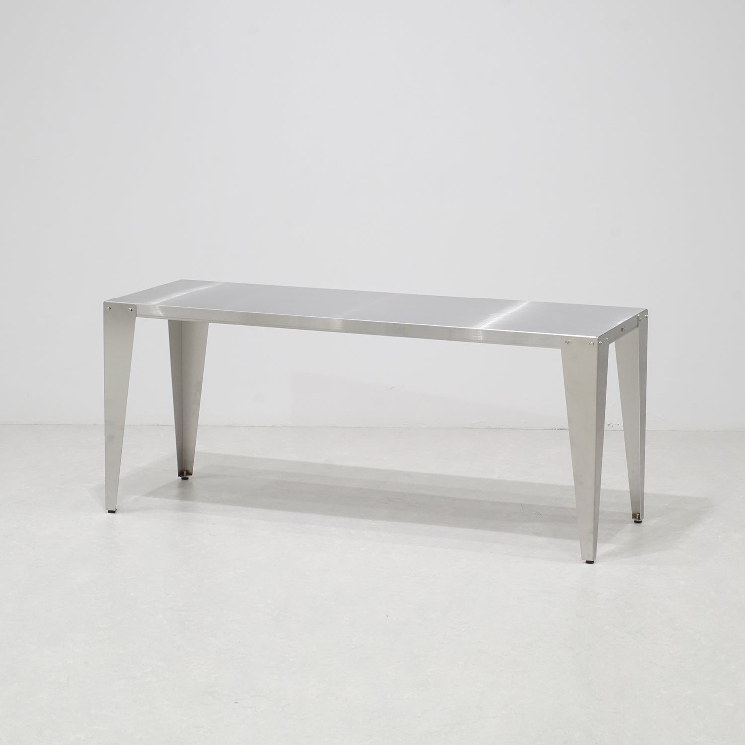 ステンレスのディスプレイテーブル｜おしゃれな什器の企画・製造・販売