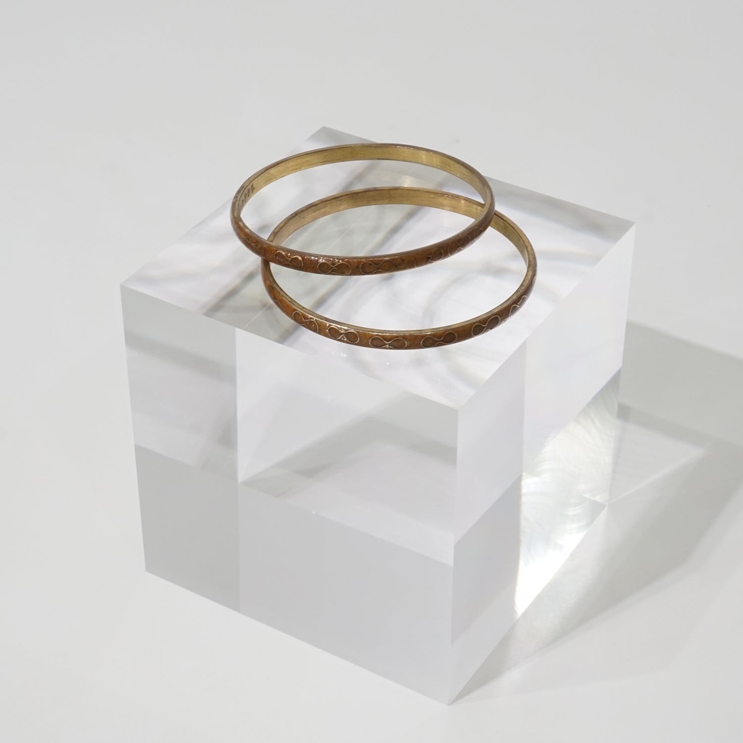 アクリルブロック 100角｜おしゃれな什器の企画・製造・販売