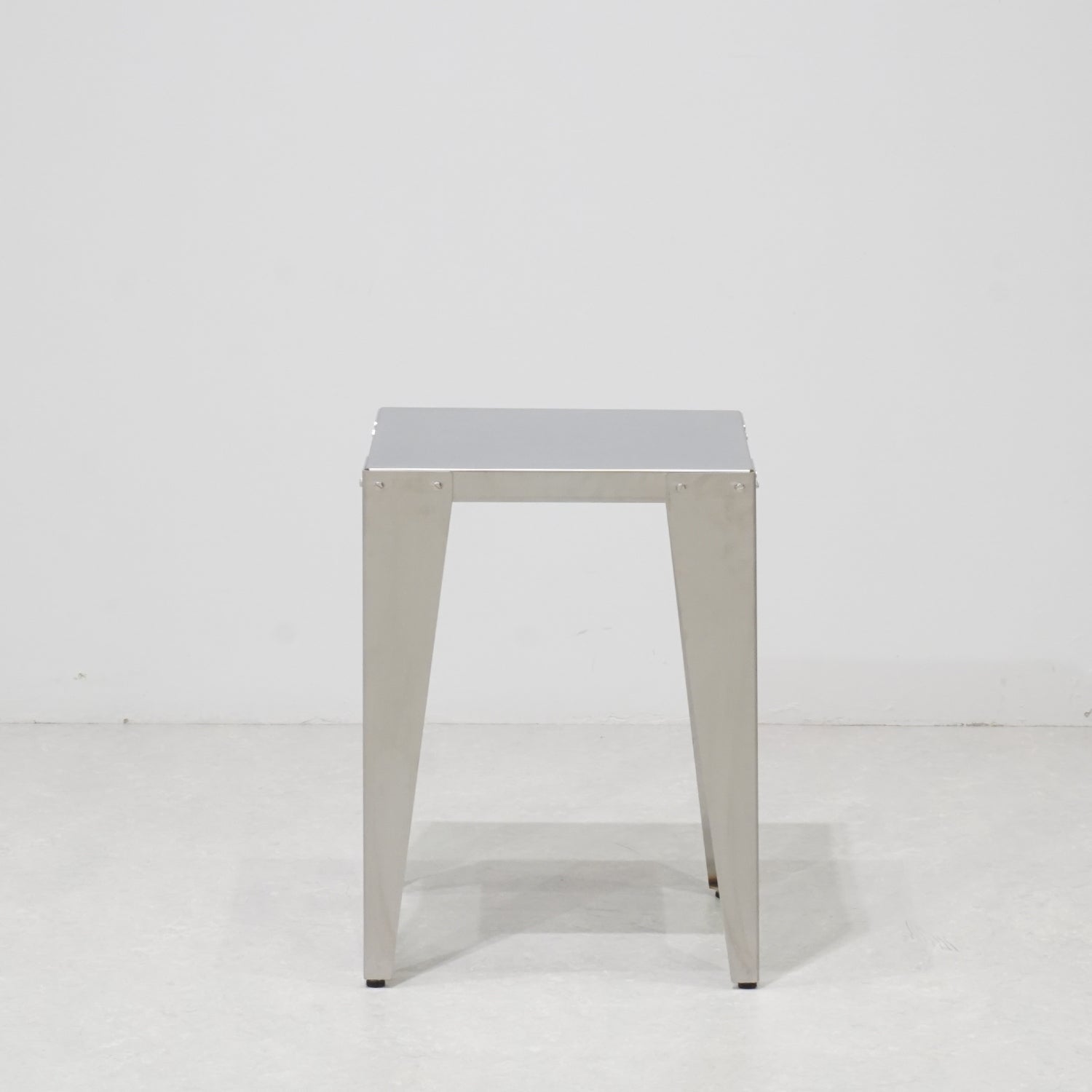 ステンレスのディスプレイテーブル｜おしゃれな什器の企画・製造・販売