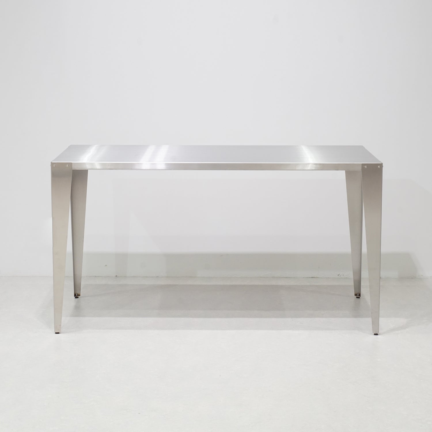 ステンレスのディスプレイテーブル｜おしゃれな什器の企画・製造・販売