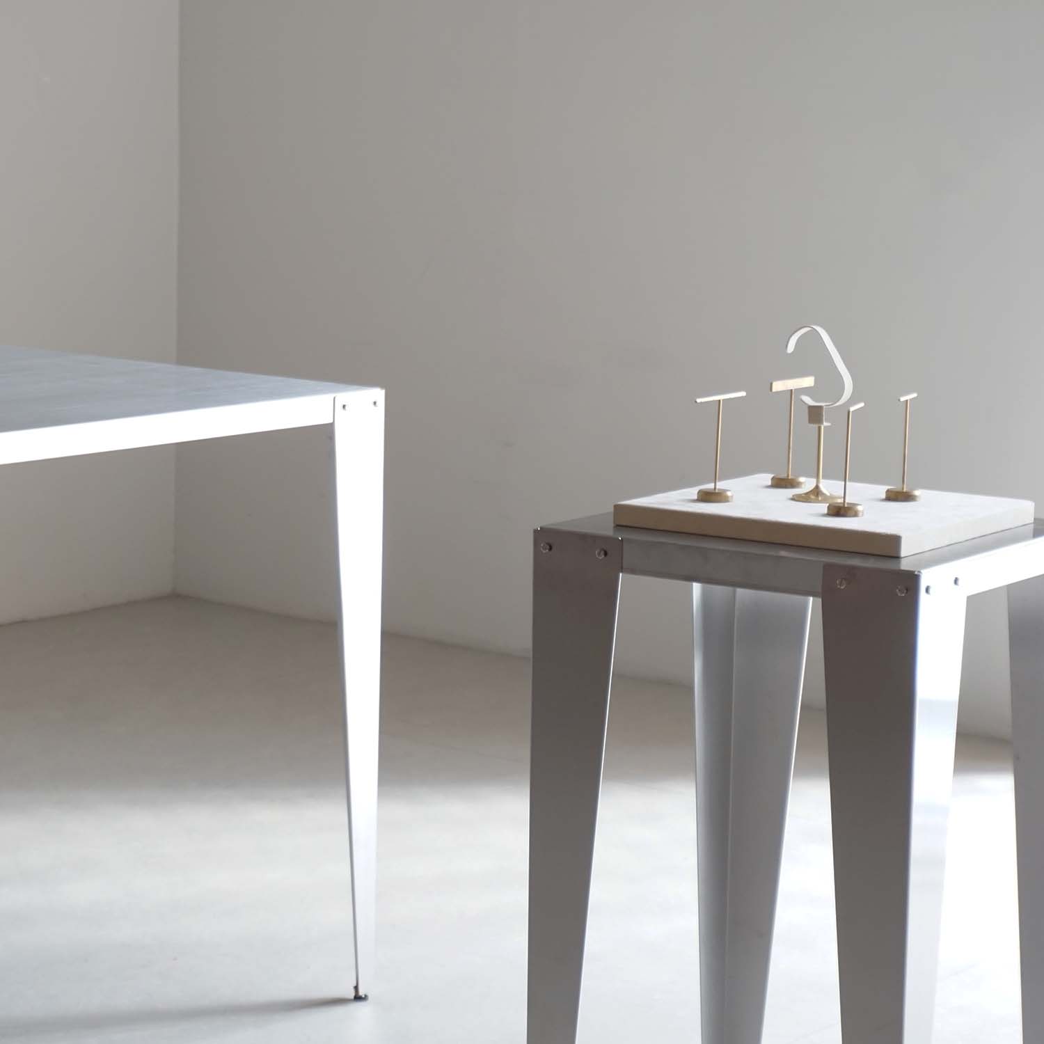 クロームメッキ　テーブル　デスク　什器 ステンレスのディスプレイテーブル｜おしゃれな什器の企画・製造