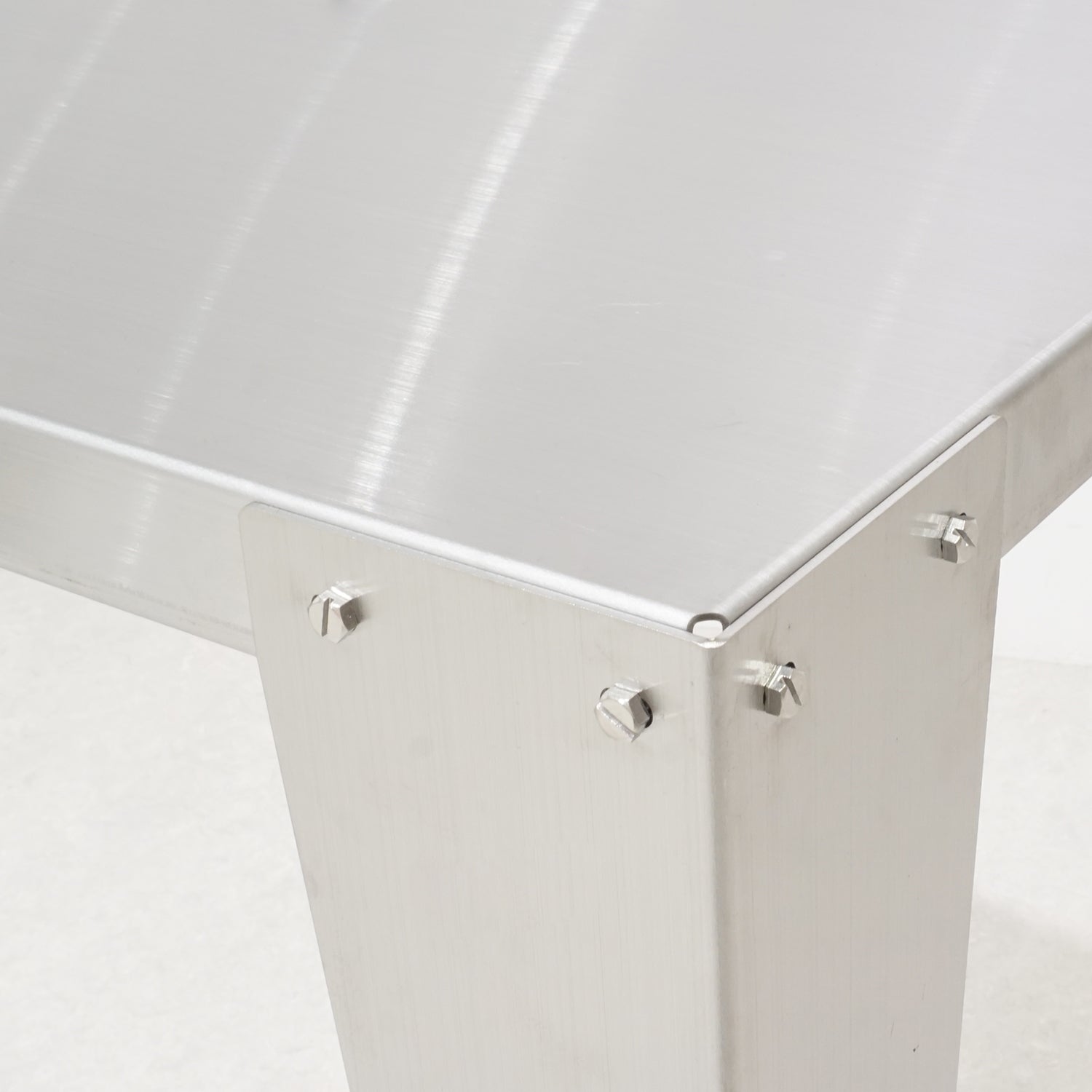 ステンレスのディスプレイテーブル｜おしゃれな什器の企画・製造・販売