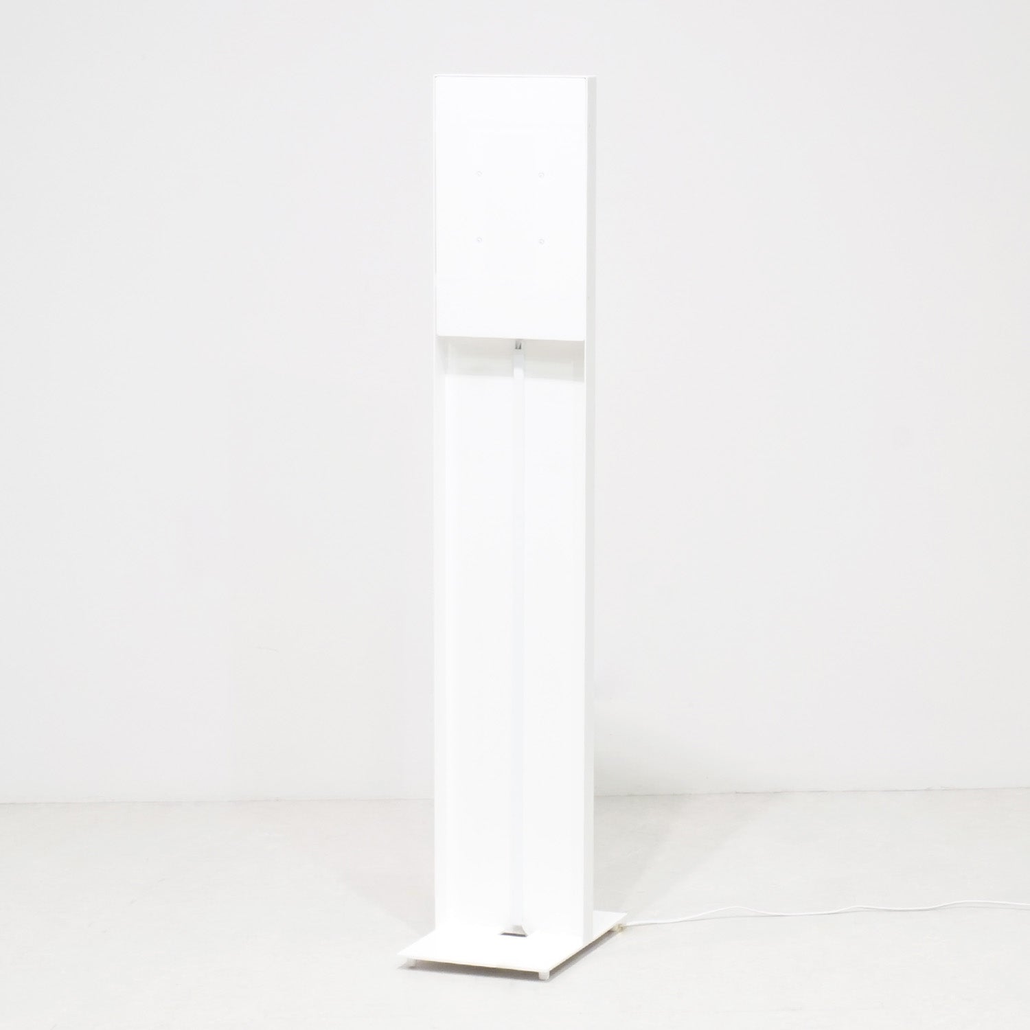 デジタルサイネージ 15インチ｜おしゃれな什器の企画・製造