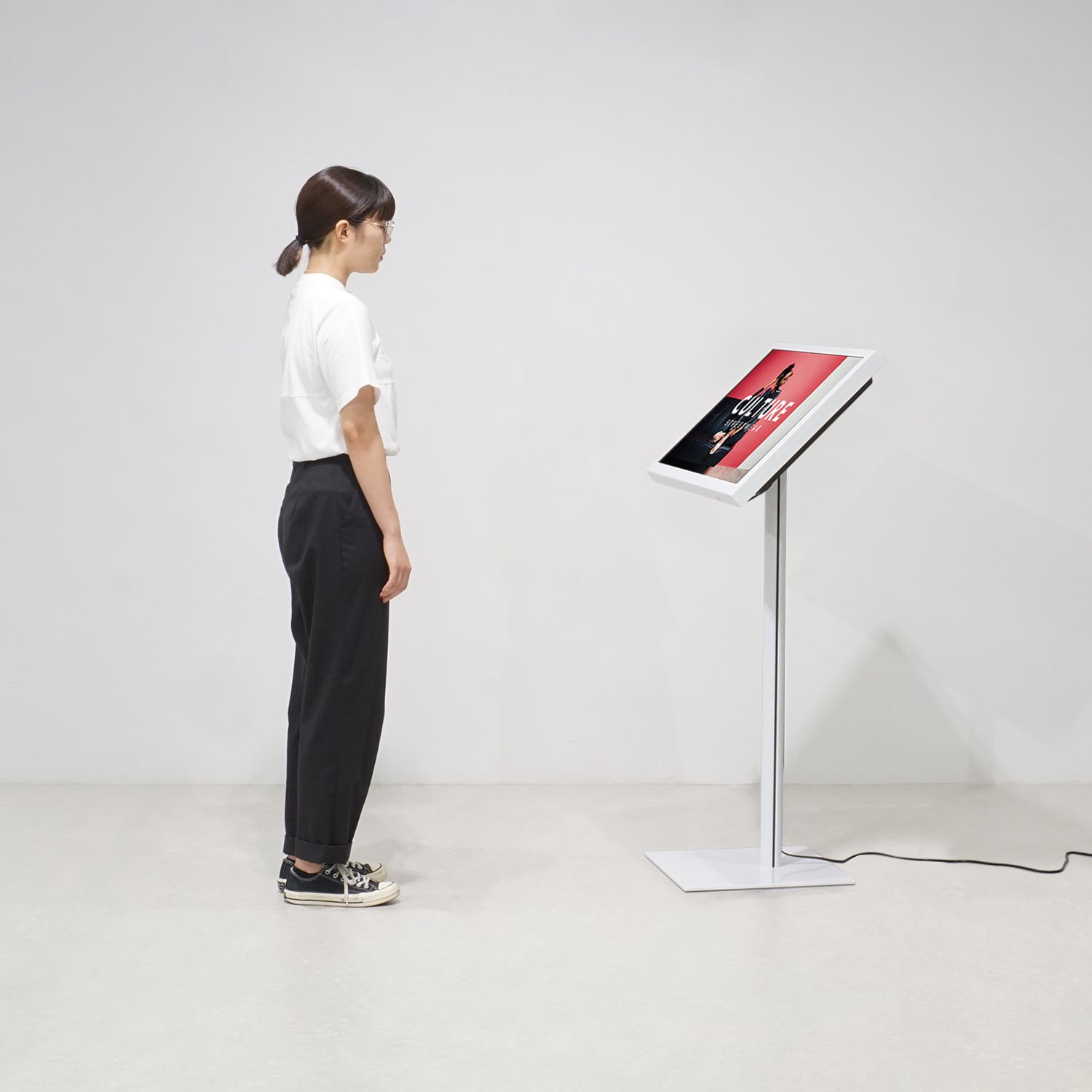 デジタルサイネージ 32インチ｜おしゃれな什器の企画・製造