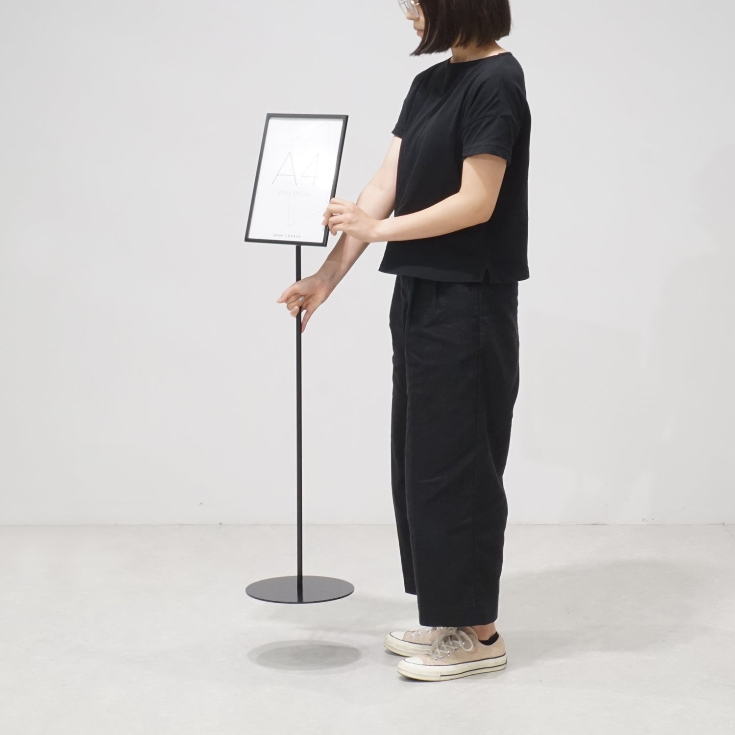 サイン入りアクリルプレート 約A4サイズ A4サイズ サインスタンド｜おしゃれな什器の企画・製造・販売