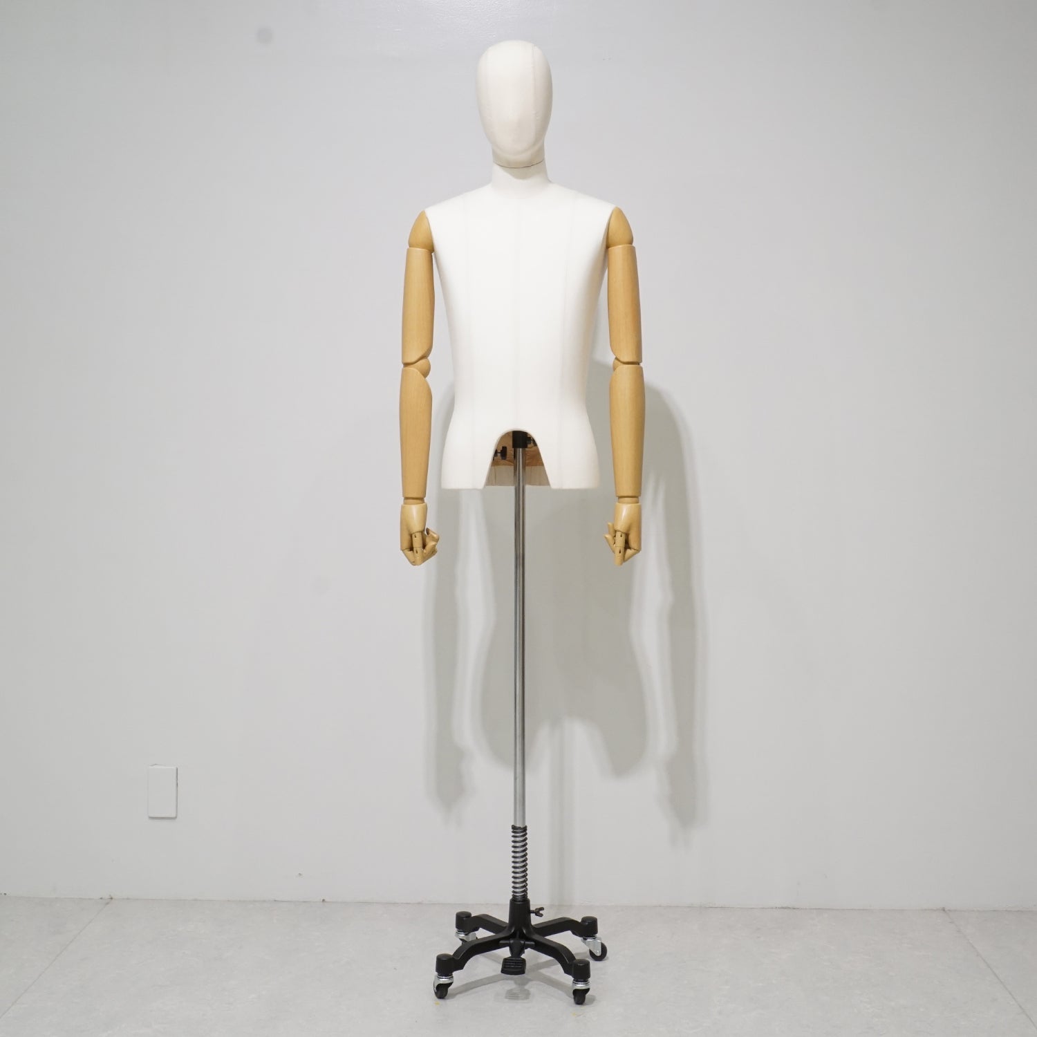 メンズマネキン　アーム付き木製トルソー ホワイト　店舗什器 メンズマネキン アーム付き木製トルソー ホワイト 店舗什器