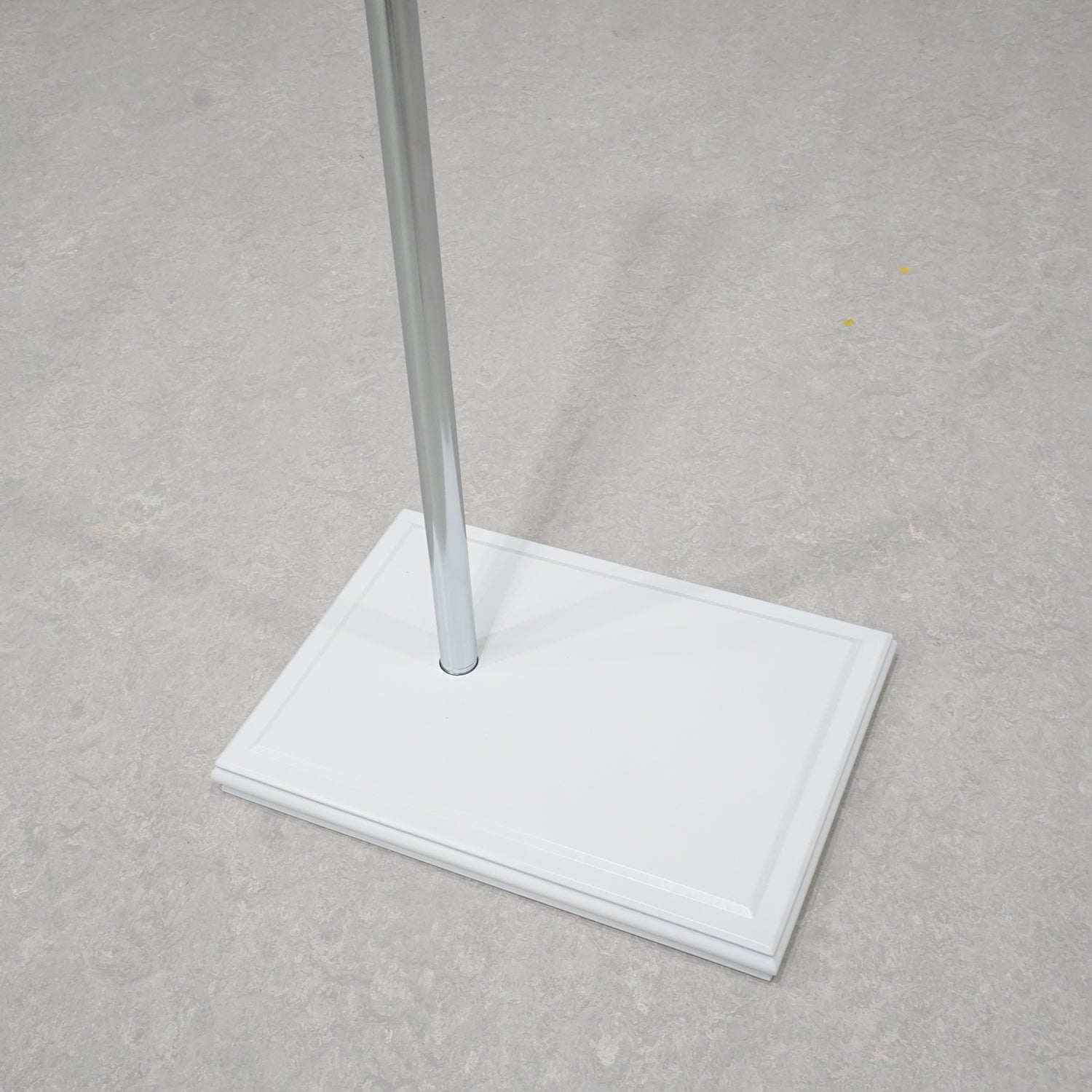 メンズマネキン　アーム付き木製トルソー ホワイト　店舗什器 マネキン メンズトルソー 男性用 可動アーム付き 木製ベース