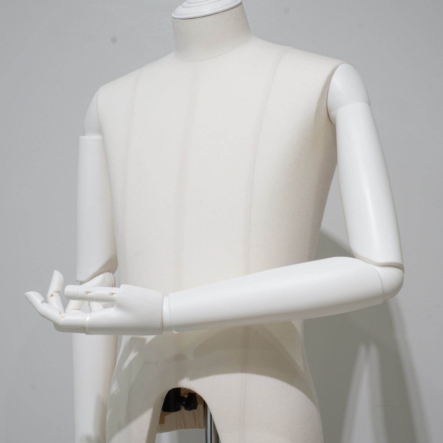 木製トルソーと手型マネキンセット マネキン メンズトルソー 男性用 可動アーム付き 木製ベース